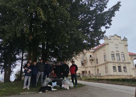 Člani tenis kluba so čistili okoli igrišč in dvorca